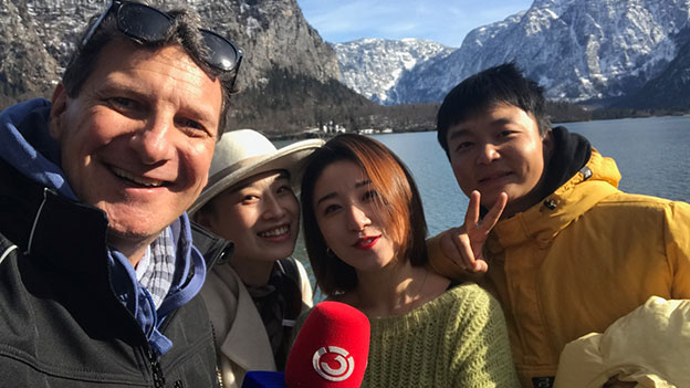 Ö3-Reporter Peter Obermüller mit chinesischen Touristen in Hallstatt