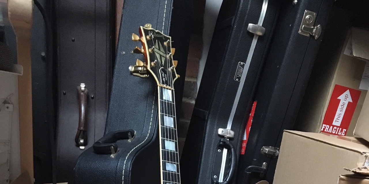 Gitarre, Koffer und Plattenkartons