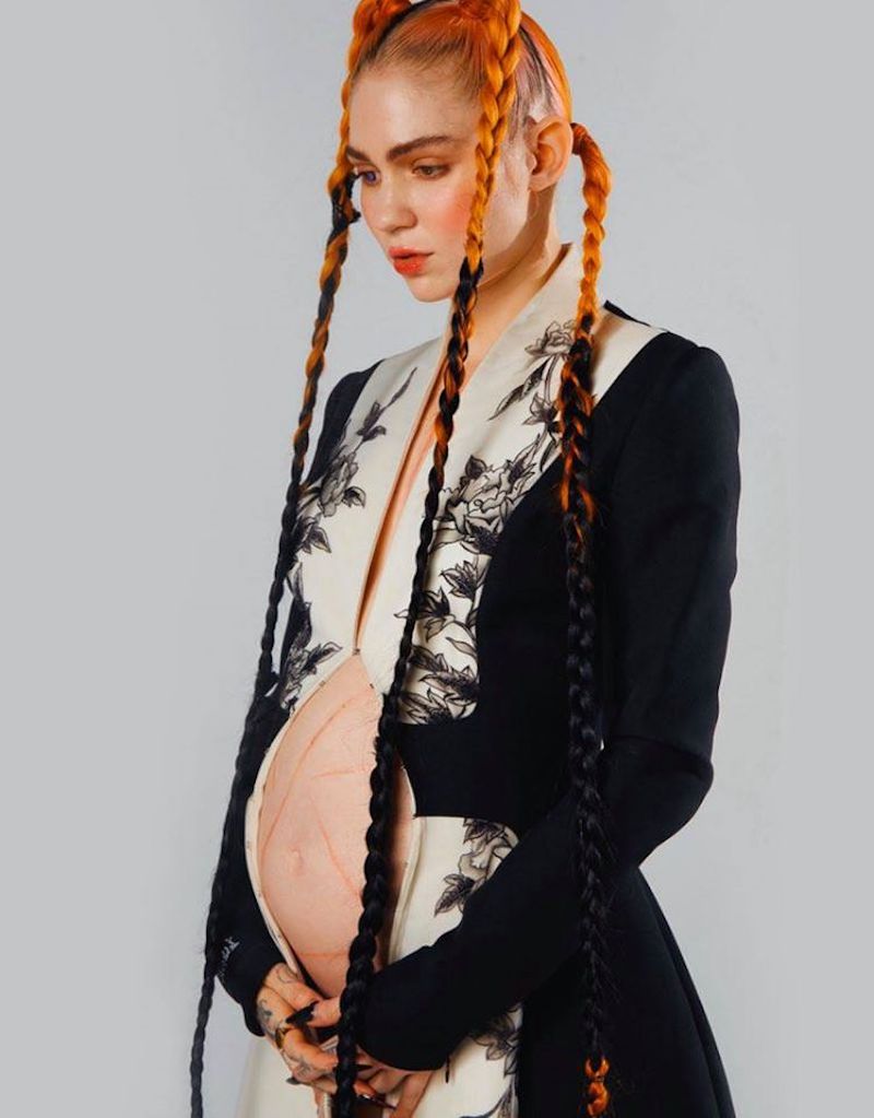 Grimes schwanger mit orangen Zöpfen