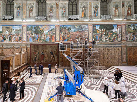 Wandteppiche von Raffael werden in der Sixtinischen Kapelle aufgehängt