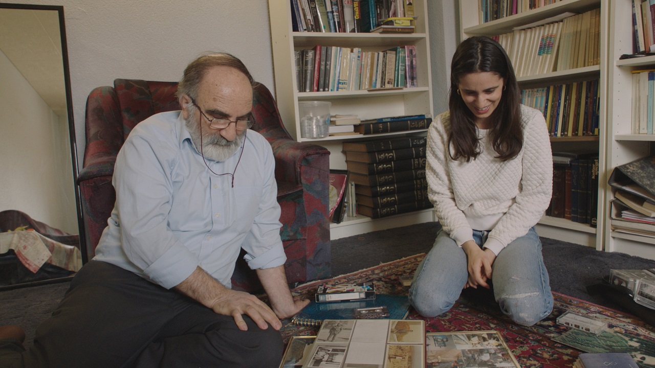 Maryam Zarees Vater und sie sitzen im Wohnzimmer und hören alte Kasetten an
