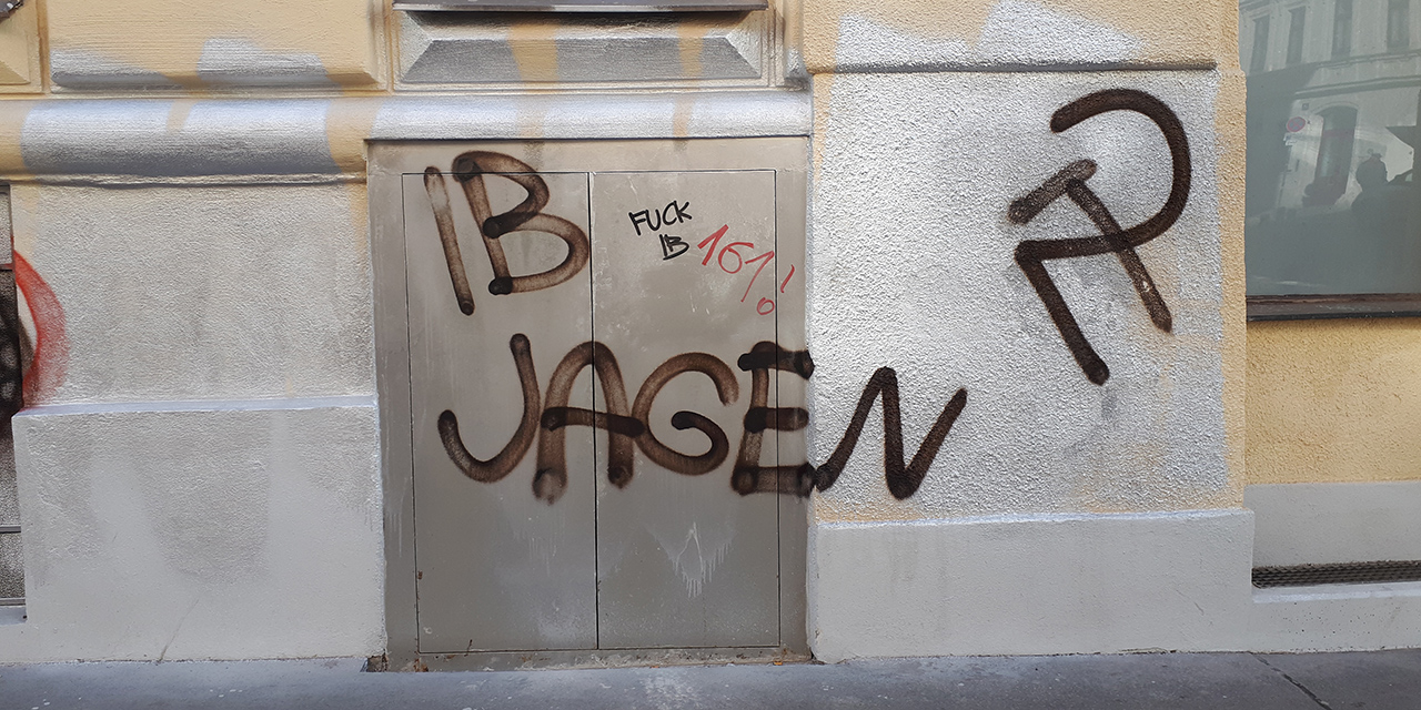 Graffiti auf Hausmauer: "FCK IB" und "IB jagen"