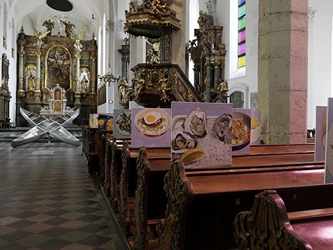 Installation "Foodporn" und "Kreuzfahrt" von Erwin Lackner in der Kirche St. Andrä in Graz