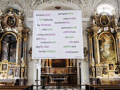 Fastentuch mit Wortschöpfungen von Wilfried Schatz in der Spitalskirche in Innsbruck