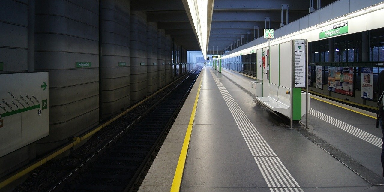 Leerer U-Bahn-Steig in Wien