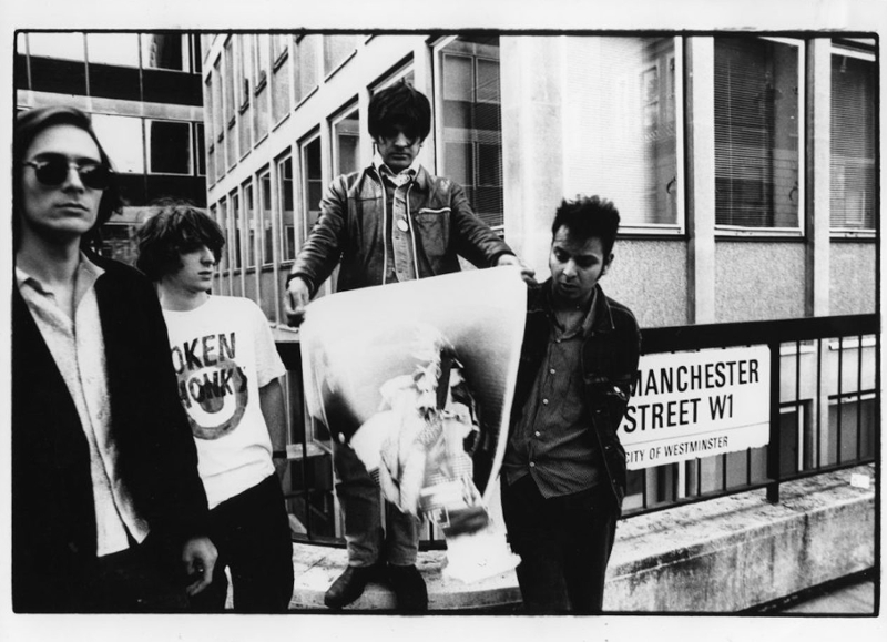 Die jungen Cornershop beim Verbrennen von Morrissey-Posters vor der EMI-Zentrale 1992