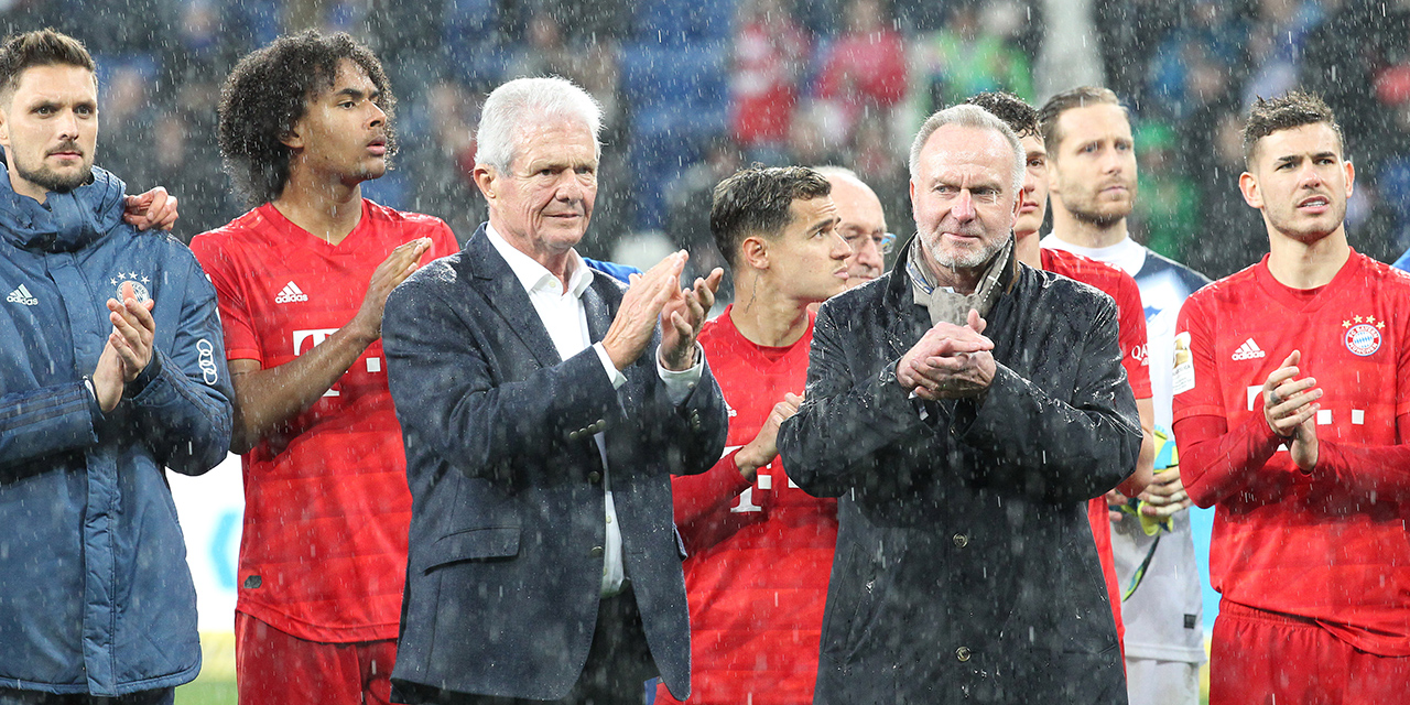 Dietmar Hopp und Karl-Heinz Rummenigge applaudieren im Regen