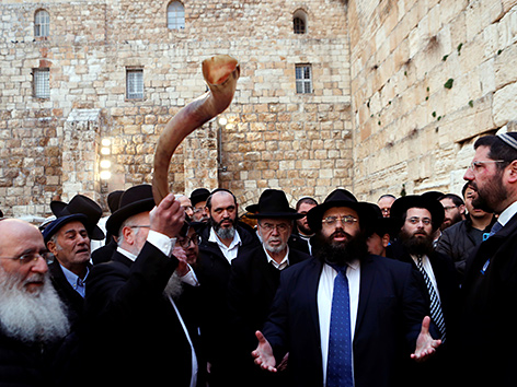Gläubige Juden beten für Opfer des Coronavirus an der Klagemauer in Jerusalem