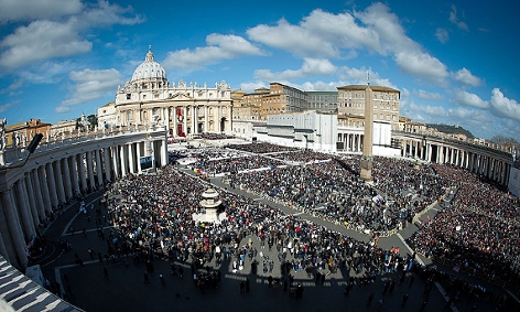 Touristen auf dem Petersplatz in Rom
