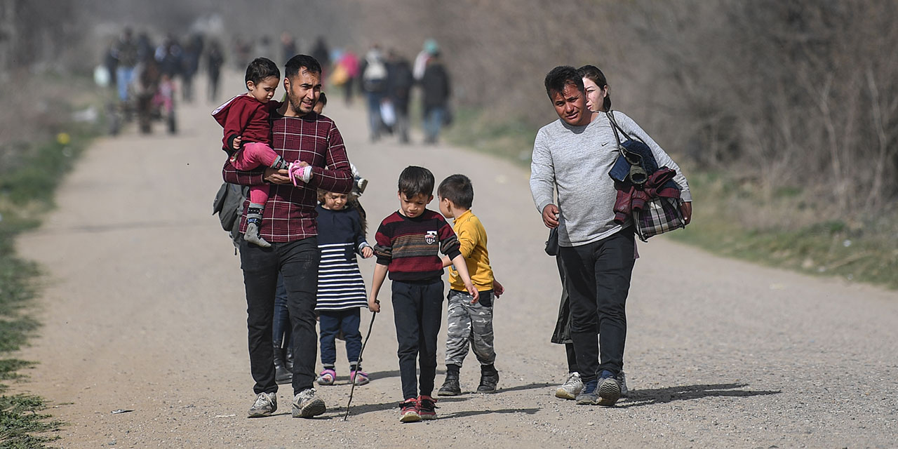 Migrantenfamilie an türkisch-griechischer Grenze