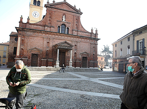 Kirche San Biago in Codogno nahe Lodi, Italien, davor Männer mit Mundschutzmasken