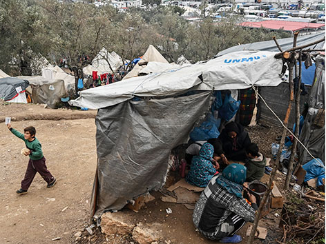Flüchtlingslager auf Lesbos mit außerhalb liegenden Zelten
