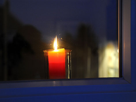 Eine Kerze in einem Fenster