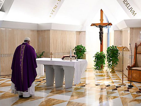 Papst Franziskus betet allein in der Kapelle im Gästehaus Santa Marta