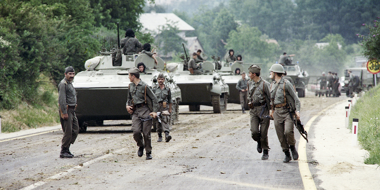 Jugoslawische Truppen an der Kroatisch-Slowenischen Grenze im Juli 1991.