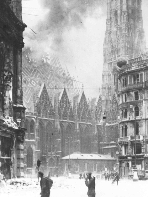 Der Stephansdom steht in Flammen, April 1945