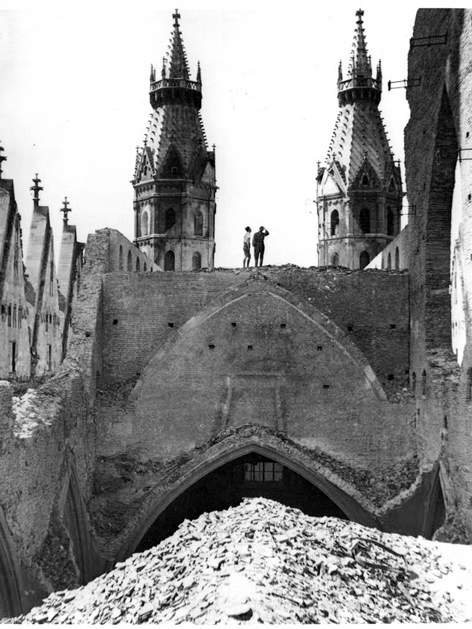 Stephansdom, 1945, vom Brand zerstört
