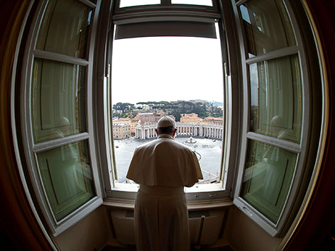 Papst Franziskus am Fenster während des Angelus-Gebets
