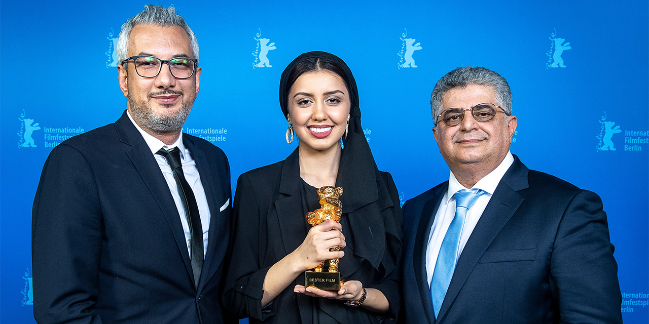 Den Goldenen Bären für den neuen Spielfilm "Sheytan vojud nadarad" ("There is no evil") nimmt Samstagabend die Tochter des Regisseurs Mohammad Rasoulofs entgegen.