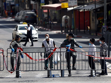Die von Ultraorthodoxen bewohnte Stadt Bnei Brak in Israel mit Polizeiabsperrungen