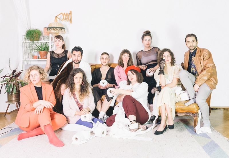 Gruppenfoto Freundeskreis verkleidet auf Sofa