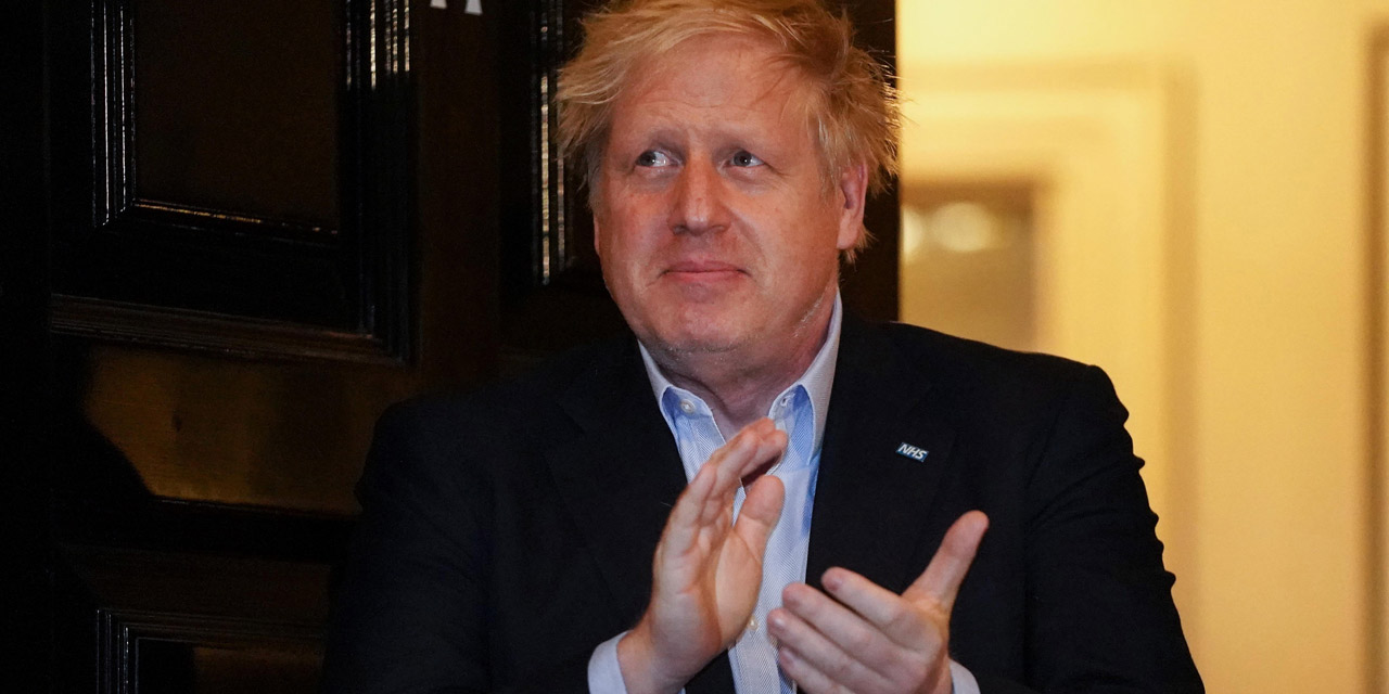 Boris Johnson applaudiert mit krankem Gesicht