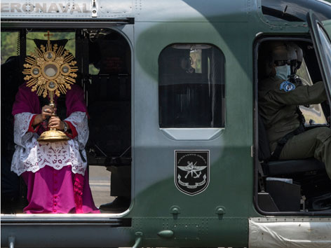 Erzbischof von Panama, Jose Domingo, mit Monstranz im Hubschrauber