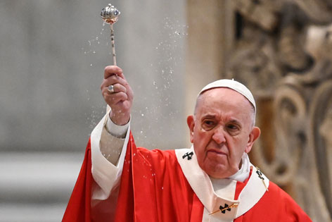 Papst Franziskus am Palmsonntag. Er segnet die Teilnehmer der Messe