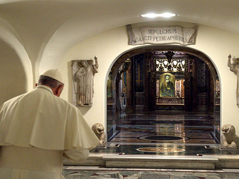 Papst Franziskus vor dem Grab des Apostels Petrus im Petersdom