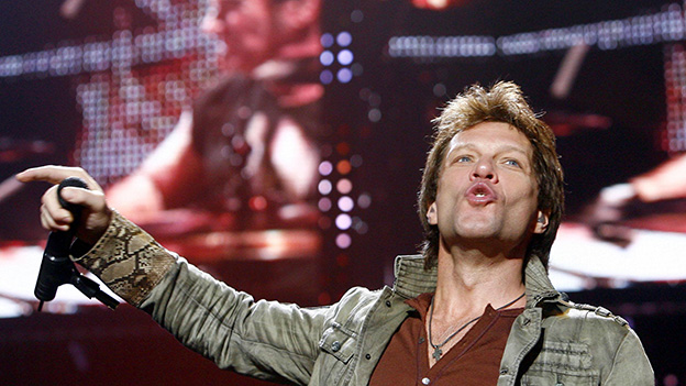 Jon Bon Jovi singt