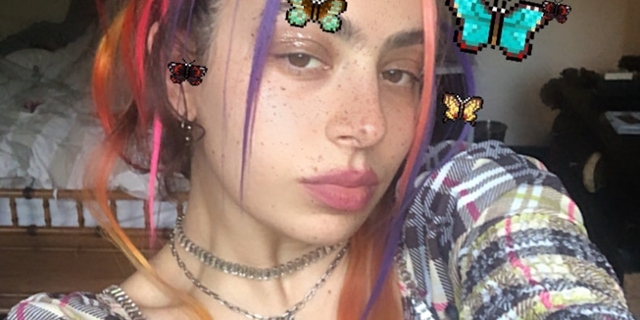 Charli XCX Selfie mit Instagram Filter