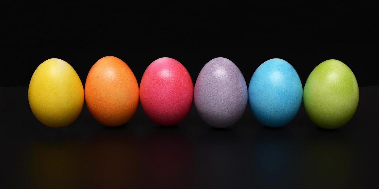 Oster Eier vor schwarzem Hintergrund
