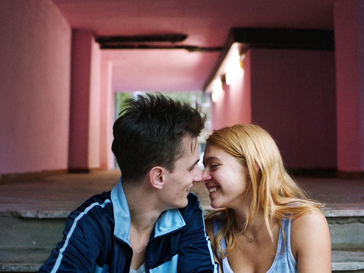 Zwei junge Menschen, eine Hundertstelsekunde vor einem Kuss. Filmszene aus "Take me somewhere nice".