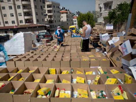 Schachteln mit Nahrungsmitteln, die von Muslimen im Ramadan verteilt werden