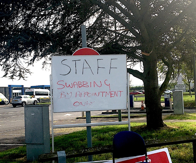 Schild auf dem Spitalparkplatz: Abstrichtest für Personal, nur gegen Vereinbarung.