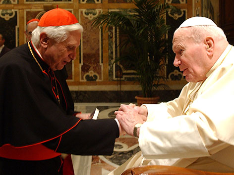 Kardinal Joseph Ratzinger und Papst Johannes Paul II. im Jahr 2004