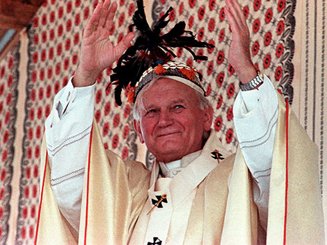 Johannes Paul II. im Jahr 1990 bei einem Besuch im Tschad mit Federkrone