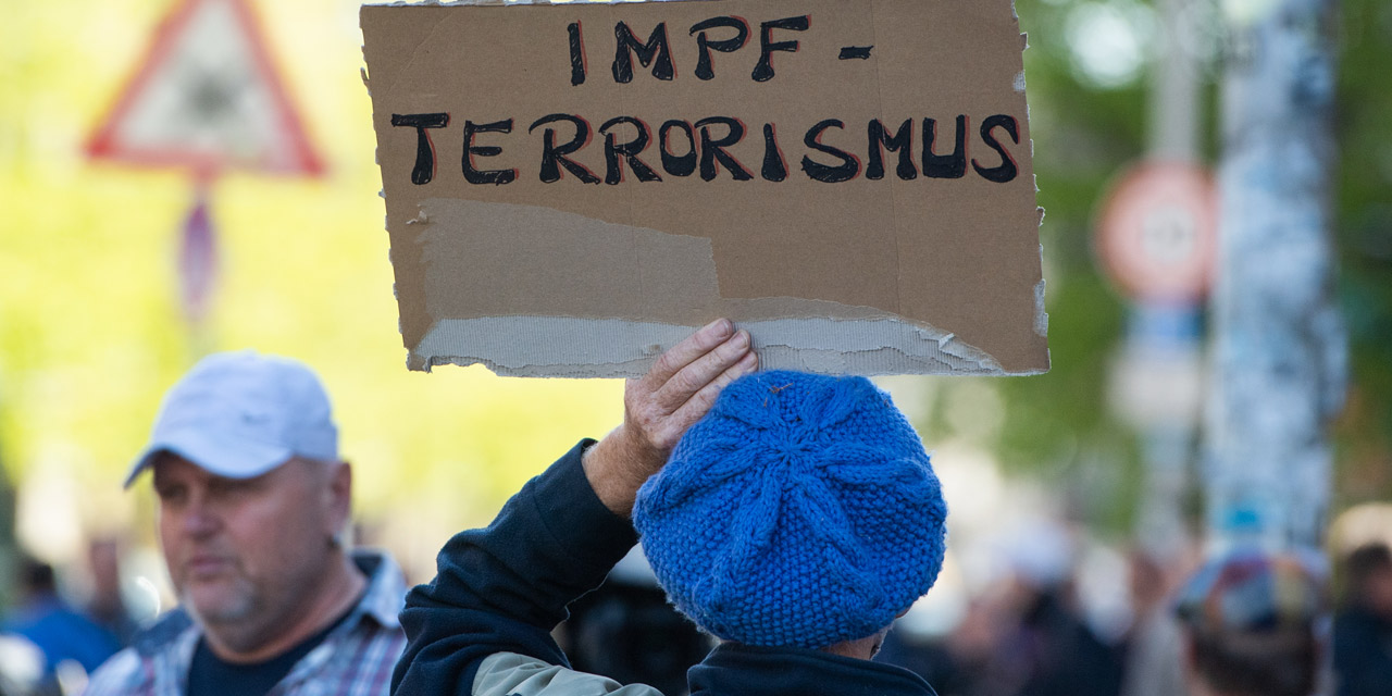 Demonstrant mit Schild "Impfterrorismus"