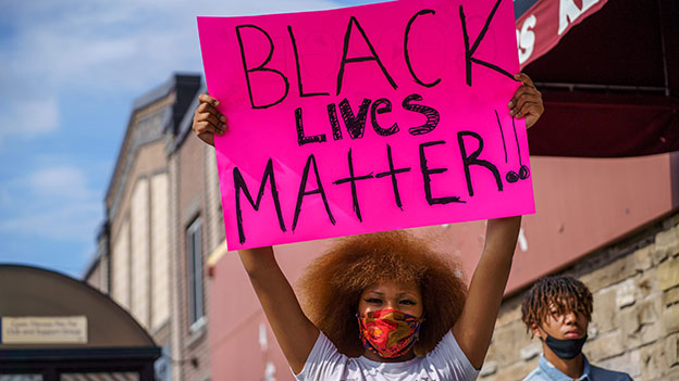 Black Lives Matter - Schild wird bei einer Demo hochgehalten