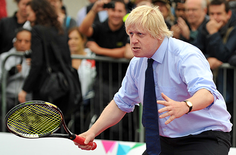 Boris Johnson mit Tennisschläger