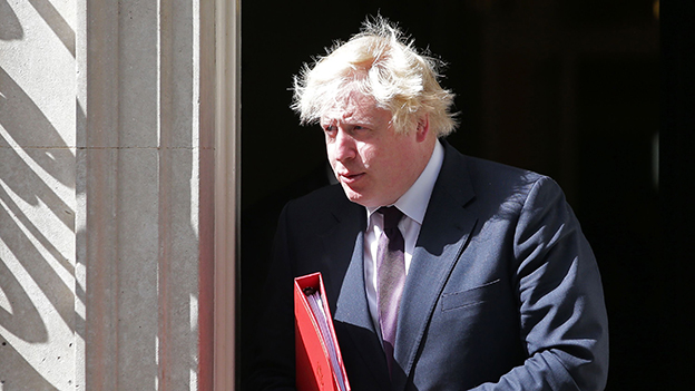 Boris Johnson mit Tennisschläger