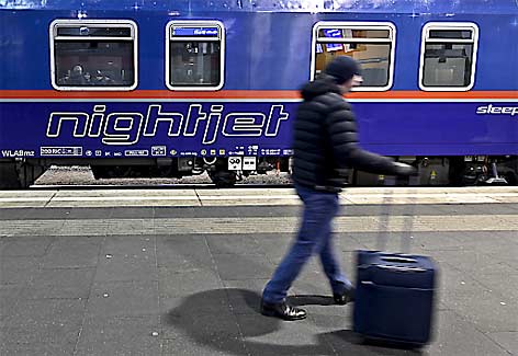 Ein Zugpassagier vor einem ÖBB-Nightjet am Hauptbahnhof in Wien