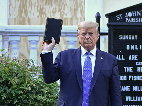 Trump mit Bibel