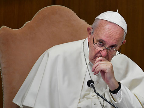 Papst Franziskus nachdenklich den Kopf in die Hand gestützt