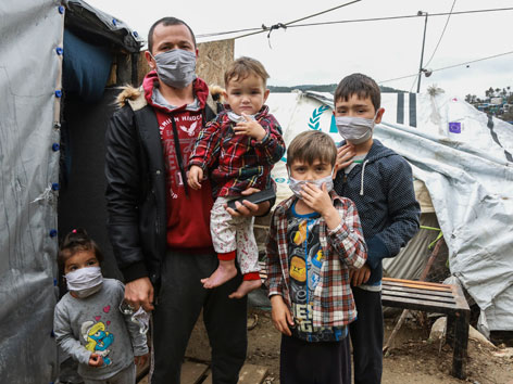Ein Vater mit vier Kindern im Flüchtlingslager Moria.
