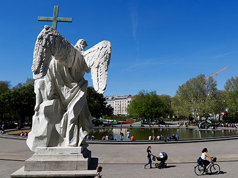 Engelsstatue am Karlsplatz in Wien