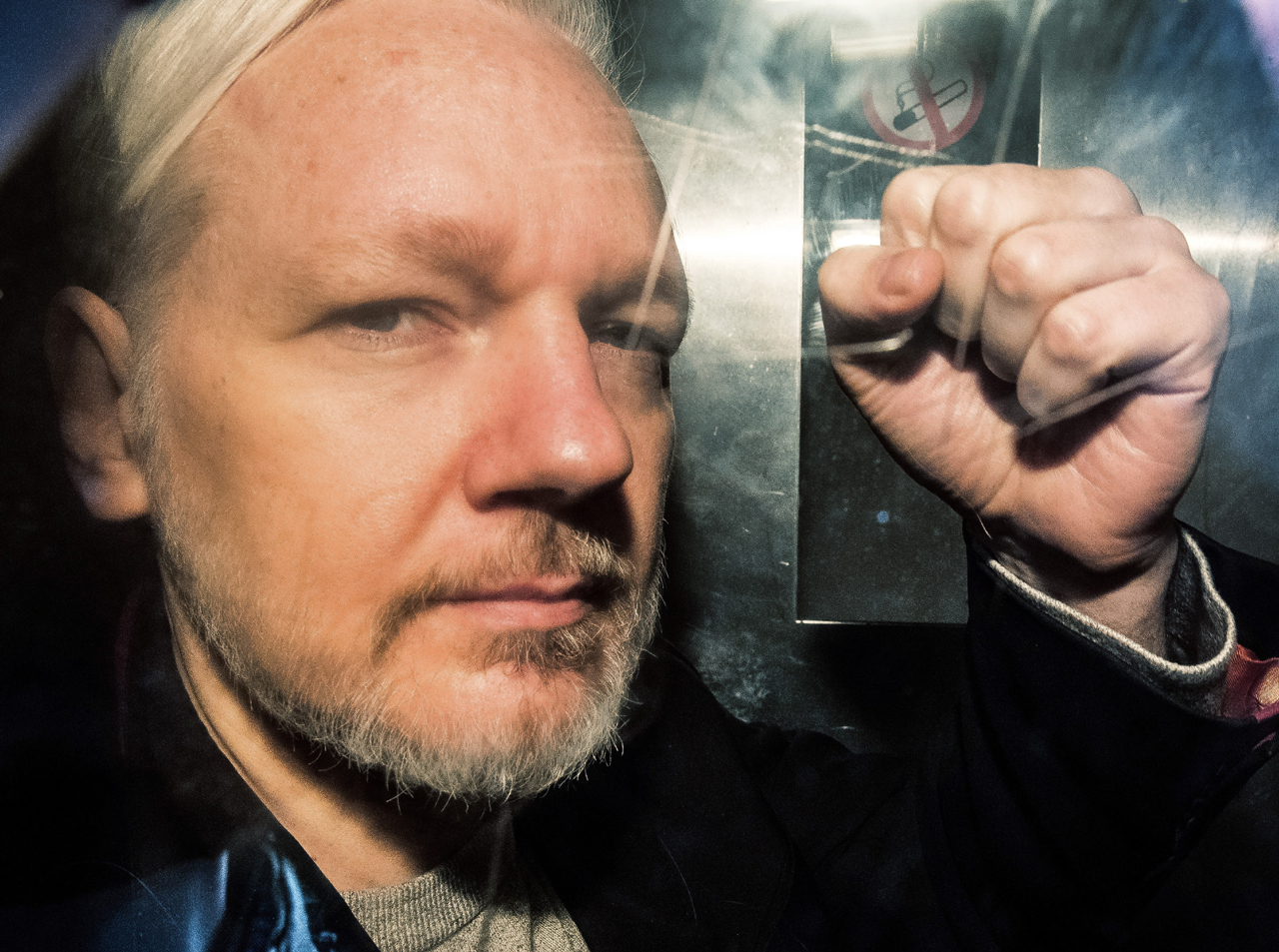 Julian Assange, in einem Gefangenentransporter am 1. Mai 2019, ballt die Faust