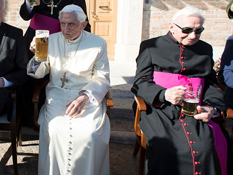 Benedikt XVI. und sein Bruder Georg Ratzinger bei einem Besuch im Vatikan 2017