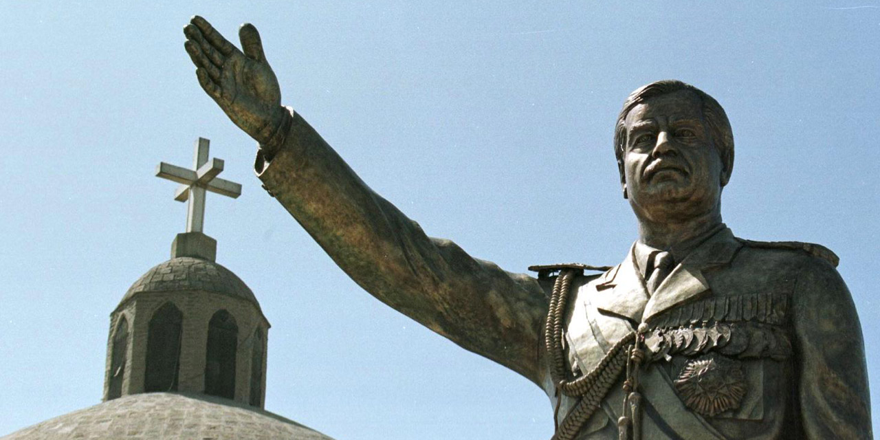 Statue von Saddam Hussein