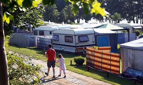 Campinggäste lvor Wohnwagen